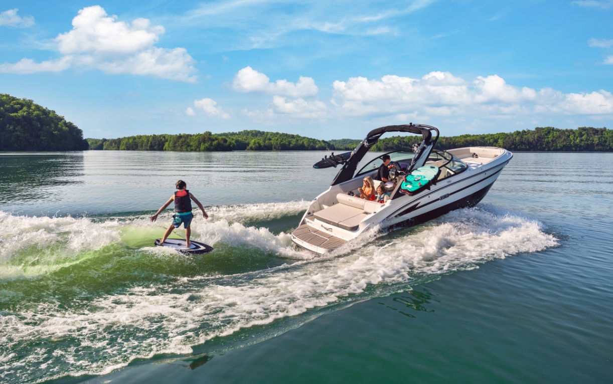 Sea Ray 230 SDX Surf: Experience Versatile Boating