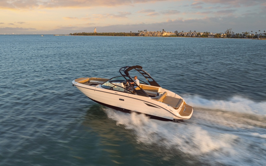 Sea Ray SDX 270: Versatility for Active Recreation